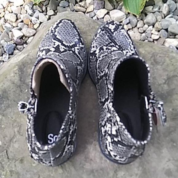 NEW SO "Angelfish" Zip Ankle Booties - Picture 3 of 11